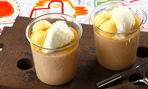 Latte macchiato with iced cheesecake